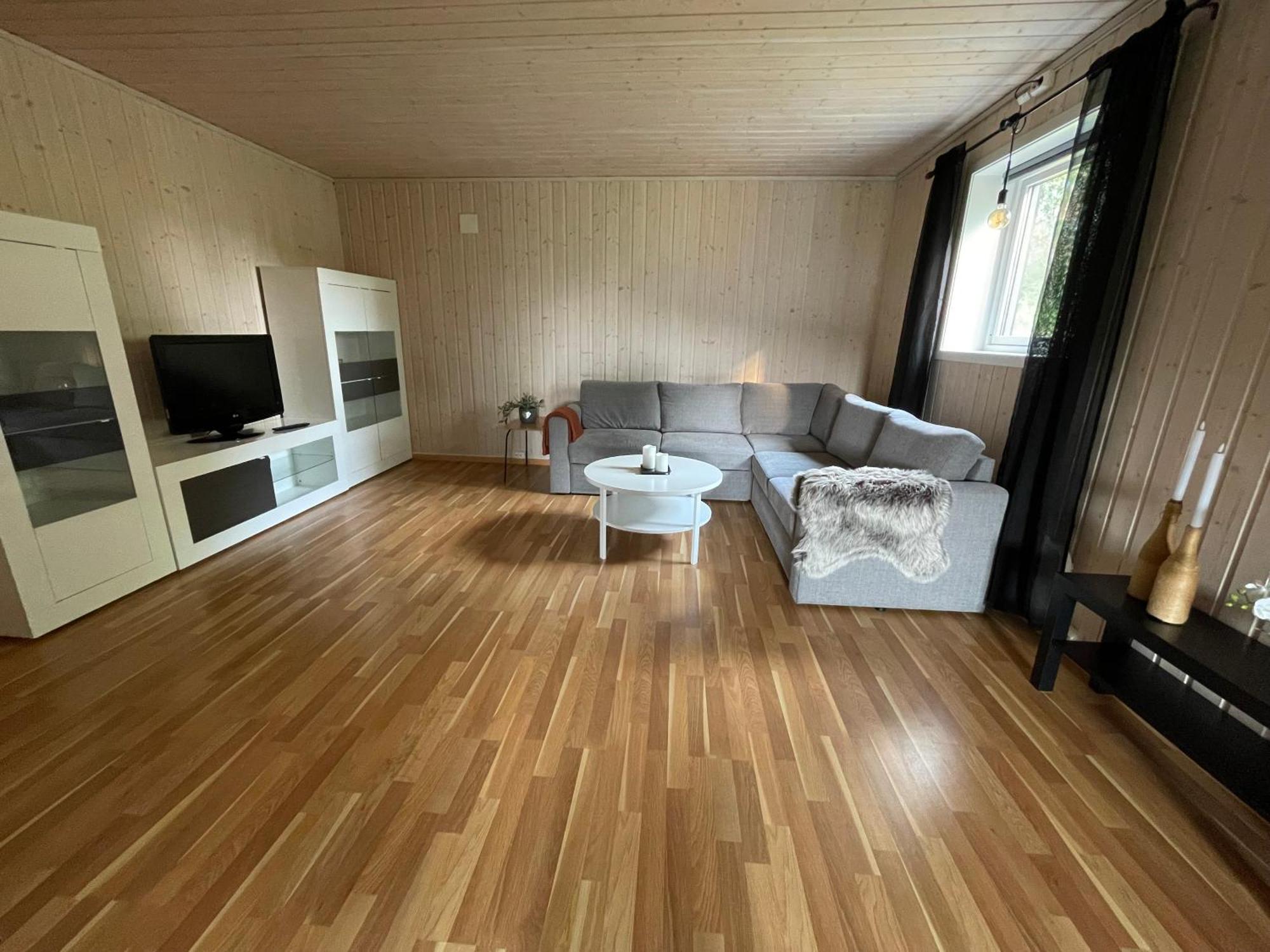 Sentral Og Romslig Leilighet Naert Senja Finnsnes Exterior photo